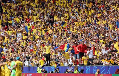 Münih, Almanya - 17 Haziran 2024: Münih 'teki Münih Futbol Arenası Tribünleri, UEFA 2024 grup Romanya-Ukrayna maçı sırasında Rumen taraftarlarla dolu