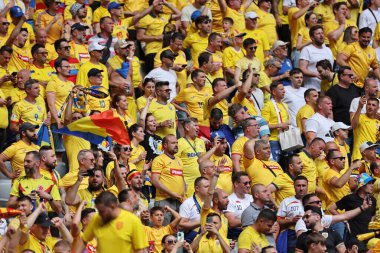 Münih, Almanya - 17 Haziran 2024: Münih 'teki Münih Futbol Arenası Tribünleri, UEFA 2024 grup Romanya-Ukrayna maçı sırasında Rumen taraftarlarla dolu