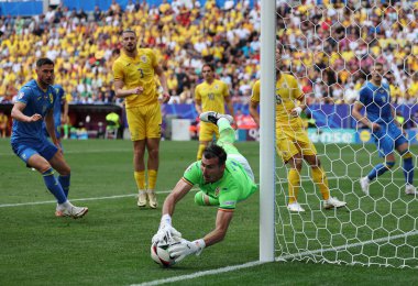 Münih, Almanya - 17 Haziran 2024: Romanya kalecisi Florin Nita UEFA EURO 2024 grup oyunu sırasında Münih 'teki Münih Futbol Arena' da Romanya - Ukrayna maçında görev yaptı