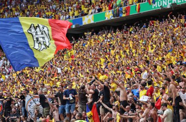 Münih, Almanya - 17 Haziran 2024: Rumen destekçiler büyük bayrak sallıyor ve UEFA EURO 2024 grup sahne oyunu Romanya-Ukrayna Münih Futbol Arena 'sında desteklerini gösteriyorlar