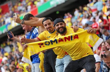 Münih, Almanya - 17 Haziran 2024: Rumen taraftarlar, Almanya 'nın Münih kentindeki Münih Futbol Arena' da oynanan UEFA 2024 grup safhası Romanya-Ukrayna maçında desteklerini gösterdiler