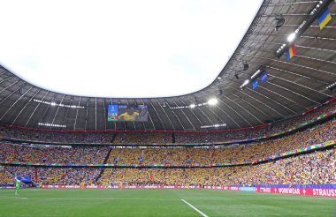 Münih, Almanya - 17 Haziran 2024: UEFA 2024 grup oyunu sırasında Münih 'teki Münih Futbol Arena (Allianz Arena) panoramik görünümü Romanya - Ukrayna. Kapasite 66,000