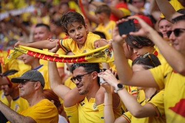 Münih, Almanya - 17 Haziran 2024: Rumen taraftarlar, Almanya 'nın Münih kentindeki Münih Futbol Arena' da oynanan UEFA 2024 grup safhası Romanya-Ukrayna maçında desteklerini gösterdiler