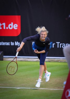 Berlin, Almanya - 19 Haziran 2024: Çek Katerina SINIAKOVA, WTA 500 Ecotran Bayanlar Almanya Açık karşılaşması sırasında Berlin 'deki Rot Weiss Tenis Kulübü' nde Çinli Qinwen ZHENG 'e karşı