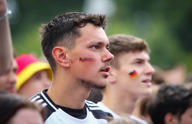 Berlin, Almanya - 5 Temmuz 2024: UEFA 2024 çeyrek final maçı sırasında Almanya 'nın Brandenburg Kapısı' ndaki Fan Bölgesi 'nde Alman futbolcuların duyguları görüldü