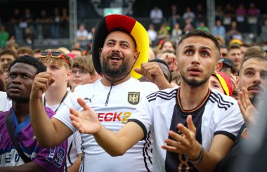 Berlin, Almanya - 5 Temmuz 2024: UEFA 2024 çeyrek final maçı sırasında Almanya 'nın Brandenburg Kapısı' ndaki Fan Bölgesi 'nde Alman futbolcuların duyguları görüldü
