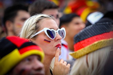 Berlin, Almanya - 5 Temmuz 2024: UEFA 2024 çeyrek final maçı sırasında Almanya 'nın Brandenburg Kapısı' ndaki Fan Bölgesi 'nde Alman futbolcuların duyguları görüldü