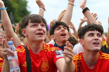 Berlin, Almanya - 5 Temmuz 2024: İspanyol taraftarlar, UEFA 2024 İspanya - Almanya çeyrek final maçı sırasında Berlin 'deki Brandenburg Kapısı' ndaki Fan Bölgesi 'nde desteklerini gösterdiler