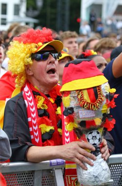 Berlin, Almanya - 5 Temmuz 2024: UEFA 2024 çeyrek final maçı sırasında Almanya 'nın Brandenburg Kapısı' ndaki Fan Bölgesi 'nde Alman futbolcuların duyguları görüldü