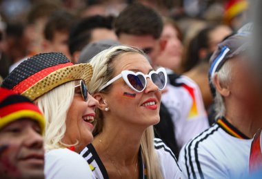 Berlin, Almanya - 5 Temmuz 2024: UEFA 2024 çeyrek final maçı sırasında Almanya 'nın Brandenburg Kapısı' ndaki Fan Bölgesi 'nde Alman futbolcuların duyguları görüldü