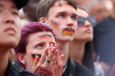Berlin, Almanya - 5 Temmuz 2024: UEFA 2024 çeyrek final maçı sırasında Almanya 'nın Brandenburg Kapısı' ndaki Fan Bölgesi 'nde Alman futbolcuların duyguları görüldü