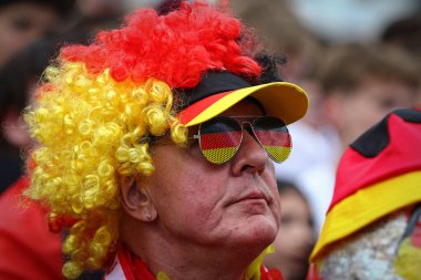 Berlin, Almanya - 5 Temmuz 2024: UEFA 2024 çeyrek final maçı sırasında Almanya 'nın Brandenburg Kapısı' ndaki Fan Bölgesi 'nde Alman futbolcuların duyguları görüldü
