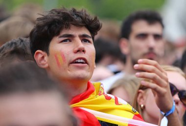 Berlin, Almanya - 5 Temmuz 2024: UEFA 2024 çeyrek final maçı sırasında UEFA 'nın Berlin' deki Brandenburg Kapısı 'ndaki Fan Bölgesi' nde İspanyol futbol taraftarlarının duyguları görüldü