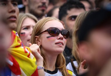 Berlin, Almanya - 5 Temmuz 2024: UEFA 2024 çeyrek final maçı sırasında Almanya 'nın Brandenburg Kapısı' ndaki Fan Bölgesi 'nde Alman futbolcuların duyguları görüldü