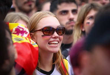 Berlin, Almanya - 5 Temmuz 2024: UEFA 2024 çeyrek final maçı sırasında Almanya 'nın Brandenburg Kapısı' ndaki Fan Bölgesi 'nde Alman futbolcuların duyguları görüldü