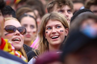 Berlin, Almanya - 5 Temmuz 2024: UEFA 2024 çeyrek final maçı sırasında Almanya 'nın Brandenburg Kapısı' ndaki Fan Bölgesi 'nde Alman futbolcuların duyguları görüldü