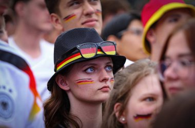 Berlin, Almanya - 5 Temmuz 2024: UEFA 2024 çeyrek final maçı sırasında Almanya 'nın Brandenburg Kapısı' ndaki Fan Bölgesi 'nde Alman futbolcuların duyguları görüldü