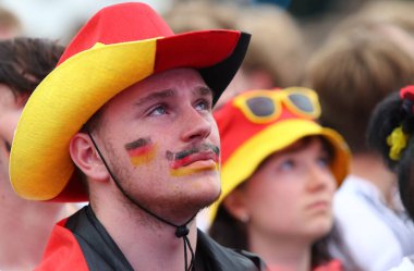 Berlin, Almanya - 5 Temmuz 2024: UEFA 2024 çeyrek final maçı sırasında Almanya 'nın Brandenburg Kapısı' ndaki Fan Bölgesi 'nde Alman futbolcuların duyguları görüldü