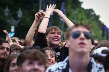 Berlin, Almanya - 5 Temmuz 2024: UEFA 2024 çeyrek final maçı sırasında Almanya 'nın Brandenburg Kapısı' ndaki Fan Bölgesi 'nde Alman futbolcuların duyguları görüldü