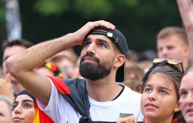 Berlin, Almanya - 5 Temmuz 2024: UEFA 2024 çeyrek final maçı sırasında Almanya 'nın Brandenburg Kapısı' ndaki Fan Bölgesi 'nde Alman futbolcuların duyguları görüldü