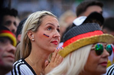 Berlin, Almanya - 5 Temmuz 2024: UEFA 2024 çeyrek final maçı sırasında Almanya 'nın Brandenburg Kapısı' ndaki Fan Bölgesi 'nde Alman futbolcuların duyguları görüldü
