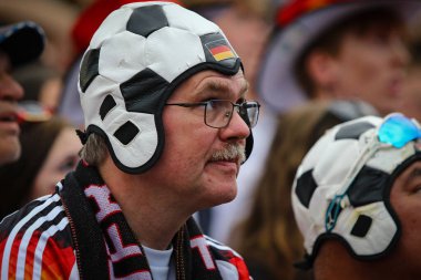 Berlin, Almanya - 5 Temmuz 2024: UEFA 2024 çeyrek final maçı sırasında Almanya 'nın Brandenburg Kapısı' ndaki Fan Bölgesi 'nde Alman futbolcuların duyguları görüldü