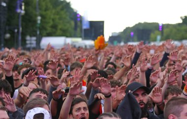 Berlin, Almanya - 5 Temmuz 2024: Alman taraftarlar UEFA 2024 çeyrek final karşılaşması sırasında Berlin 'deki Brandenburg Kapısı' ndaki Fan Bölgesi 'nde desteklerini gösterdiler.