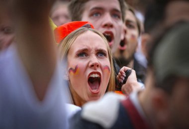 Berlin, Almanya - 5 Temmuz 2024: UEFA 2024 çeyrek final maçı sırasında Almanya 'nın Brandenburg Kapısı' ndaki Fan Bölgesi 'nde Alman futbolcuların duyguları görüldü