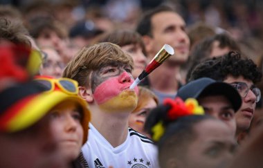 Berlin, Almanya - 5 Temmuz 2024: Alman taraftarlar UEFA EURO 2024 çeyrek final maçını Almanya 'nın Brandenburg Kapısı' ndaki Fan Bölgesi 'nde izlediler.