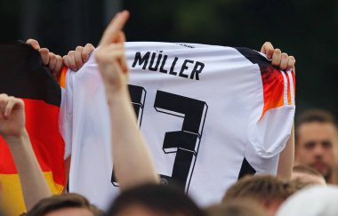 Berlin, Almanya - 5 Temmuz 2024: Alman taraftarlar UEFA 2024 çeyrek final karşılaşması sırasında Berlin 'deki Brandenburg Kapısı' ndaki Fan Bölgesi 'nde desteklerini gösterdiler.