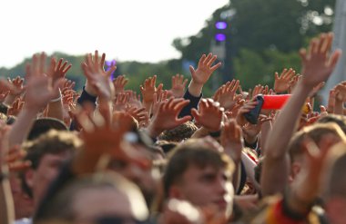 Berlin, Almanya - 5 Temmuz 2024: Alman taraftarlar UEFA 2024 çeyrek final karşılaşması sırasında Berlin 'deki Brandenburg Kapısı' ndaki Fan Bölgesi 'nde desteklerini gösterdiler.