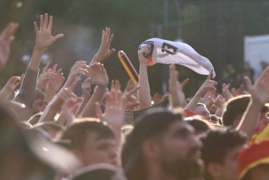 Berlin, Almanya - 5 Temmuz 2024: Alman taraftarlar UEFA 2024 çeyrek final karşılaşması sırasında Berlin 'deki Brandenburg Kapısı' ndaki Fan Bölgesi 'nde desteklerini gösterdiler.