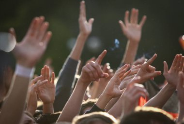 Berlin, Almanya - 5 Temmuz 2024: Alman taraftarlar UEFA 2024 çeyrek final karşılaşması sırasında Berlin 'deki Brandenburg Kapısı' ndaki Fan Bölgesi 'nde desteklerini gösterdiler.
