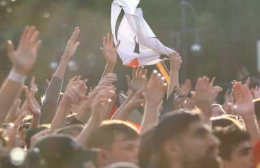 Berlin, Almanya - 5 Temmuz 2024: Alman taraftarlar UEFA 2024 çeyrek final karşılaşması sırasında Berlin 'deki Brandenburg Kapısı' ndaki Fan Bölgesi 'nde desteklerini gösterdiler.