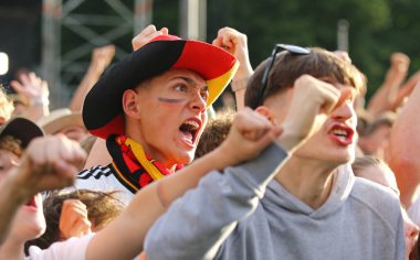 Berlin, Almanya - 5 Temmuz 2024: Alman taraftarlar UEFA 2024 çeyrek final karşılaşması sırasında Berlin 'deki Brandenburg Kapısı' ndaki Fan Bölgesi 'nde desteklerini gösterdiler.