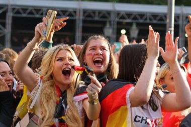 Berlin, Almanya - 5 Temmuz 2024: Alman taraftarlar, UEFA 2024 İspanya - Almanya çeyrek final maçı sırasında Berlin 'deki Brandenburg Kapısı' ndaki Fan Bölgesi 'nde bir gol attılar.