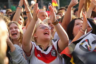 Berlin, Almanya - 5 Temmuz 2024: Alman taraftarlar, UEFA 2024 İspanya - Almanya çeyrek final maçı sırasında Berlin 'deki Brandenburg Kapısı' ndaki Fan Bölgesi 'nde bir gol attılar.