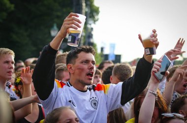 Berlin, Almanya - 5 Temmuz 2024: Alman taraftarlar, UEFA 2024 İspanya - Almanya çeyrek final maçı sırasında Berlin 'deki Brandenburg Kapısı' ndaki Fan Bölgesi 'nde bir gol attılar.