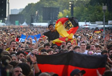 Berlin, Almanya - 5 Temmuz 2024: UEFA 2024 çeyrek final maçı sırasında Almanya 'nın Brandenburg Kapısı' ndaki Fan Bölgesi 'nde futbol taraftarlarının genel görünümü