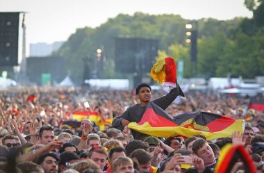 Berlin, Almanya - 5 Temmuz 2024: UEFA 2024 çeyrek final maçı sırasında Almanya 'nın Brandenburg Kapısı' ndaki Fan Bölgesi 'nde futbol taraftarlarının genel görünümü