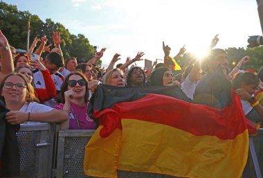 Berlin, Almanya - 5 Temmuz 2024: Alman taraftarlar, UEFA 2024 İspanya - Almanya çeyrek final maçı sırasında Berlin 'deki Brandenburg Kapısı' ndaki Fan Bölgesi 'nde bir gol attılar.