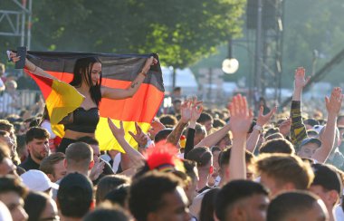 Berlin, Almanya - 5 Temmuz 2024: Alman taraftarlar UEFA EURO 2024 çeyrek final maçını Almanya 'nın Brandenburg Kapısı' ndaki Fan Bölgesi 'nde izlediler.