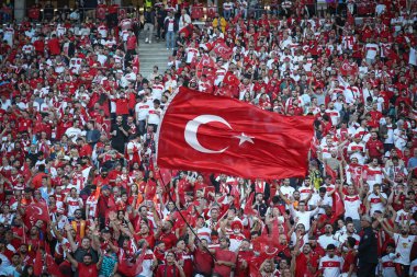 Berlin, Almanya - 6 Temmuz 2024: Berlin 'deki Olimpiyat Tribünleri UEFA 2024 Türkiye-Hollanda çeyrek final maçı sırasında Türk taraftarlarla dolup taştı