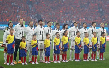 Berlin, Almanya - 6 Temmuz 2024: Türkiye Milli Takımı oyuncuları UEFA EURO 2024 çeyrek final maçı öncesinde Almanya 'nın başkenti Berlin' deki Olympiastadion 'da Türkiye' ye karşı Türkiye 'nin milli marşını dinlediler