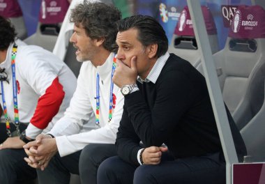 Berlin, Almanya - 6 Temmuz 2024: Türkiye teknik direktörü Vincenzo Montella, Almanya 'nın başkenti Berlin' deki Olympiastadion 'da oynanan UEFA 2024 çeyrek final maçı sırasında yedek kulübesinde yer aldı.