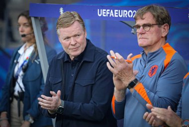 Berlin, Almanya - 6 Temmuz 2024: Hollanda teknik direktörü Ronald Koeman, Almanya 'nın başkenti Berlin' deki Olympiastadion 'da oynanan UEFA 2024 çeyrek final maçı sırasında alkışladı.