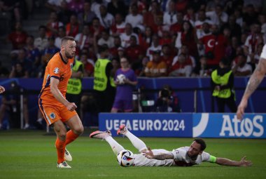 Berlin, Almanya - 6 Temmuz 2024: Hollanda 'dan Stefan De Vrij (L), Berlin' deki Olympiastadion 'da oynanan UEFA 2024 çeyrek final karşılaşmasında Türkiye' den Hakan Calhanoğlu ile top için mücadele ediyor.