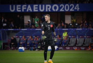 Berlin, Almanya - 6 Temmuz 2024: Türkiye kalecisi Mert Günok (# 1), Almanya 'nın başkenti Berlin' deki Olympiastadion 'da oynanan UEFA 2024 çeyrek final maçı sırasında görev başında