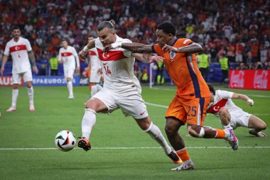 Berlin, Almanya - 6 Temmuz 2024: Türk Abdulkerim Bardakci (L, # 14), UEFA 2024 çeyrek final maçında Hollandalı Steven Bergwijn ile top için mücadele ediyor.