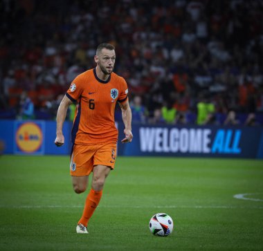 Berlin, Almanya - 6 Temmuz 2024: Hollanda 'dan Stefan De Vrij, Almanya' nın başkenti Berlin 'deki Olympiastadion' da oynanan UEFA EURO 2024 çeyrek final maçı sırasında